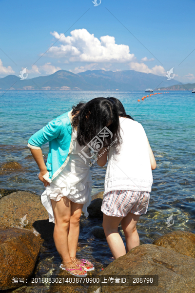 海邊戲水