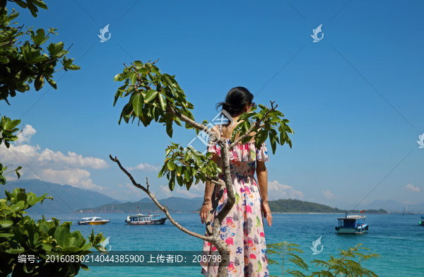 美女看海