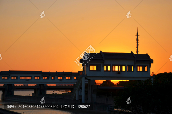 夕陽下的水閘