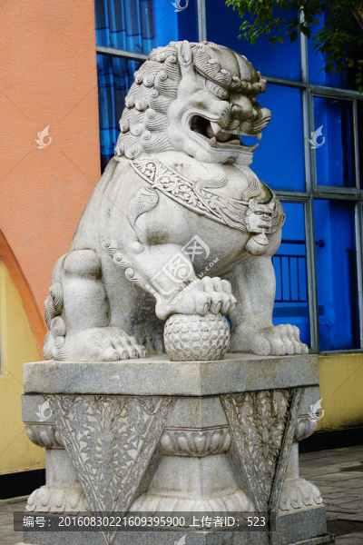 鎮(zhèn)門石獅