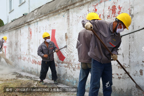清理墻面的農(nóng)民工