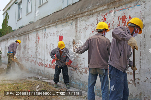 清潔墻面的農(nóng)民工