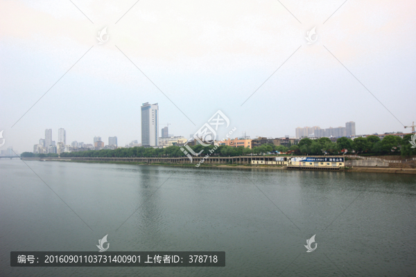 江西省上饒市信江堤岸