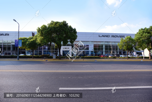 公路旁的汽車4S店