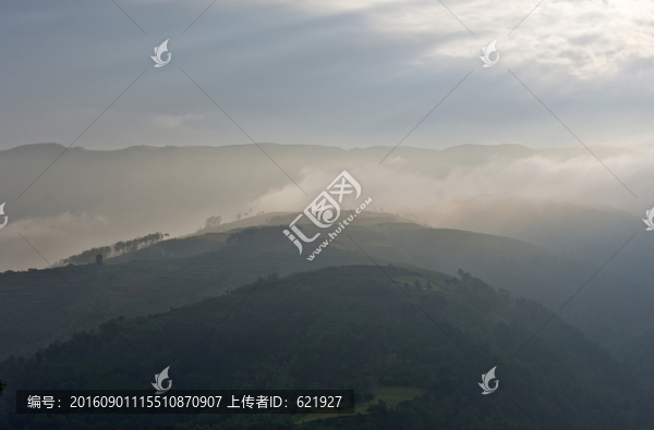 大涼山晨霧中的彝族村落