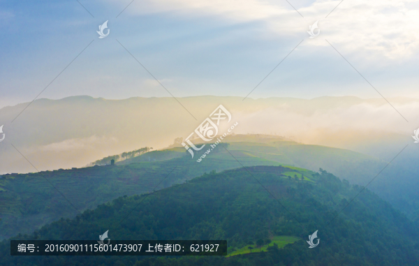 大涼山晨霧中的彝族村落