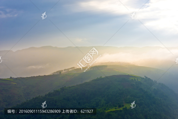 大涼山晨霧中的彝族村落