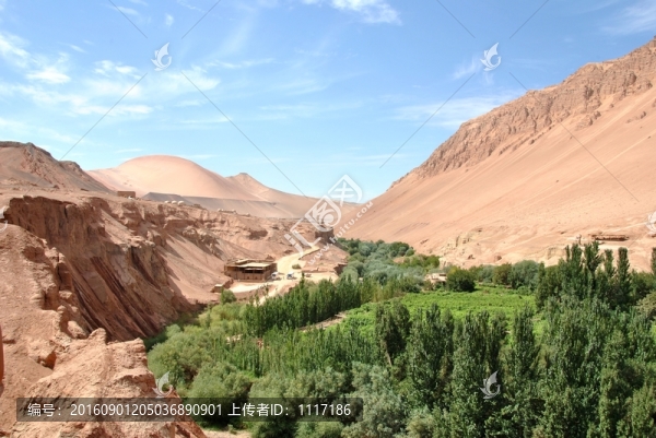 新疆火焰山下的葡萄溝