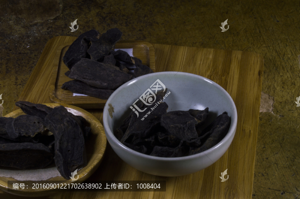 黑色的中藥素材首烏