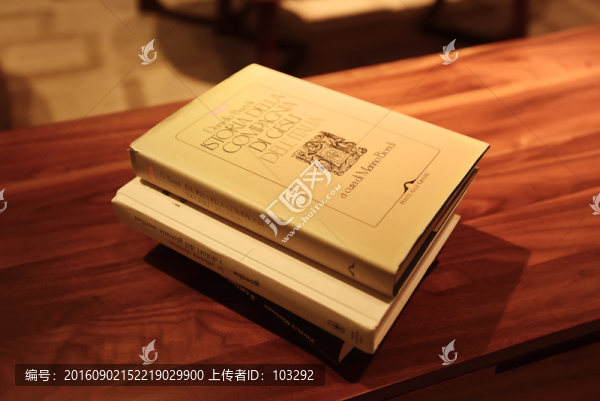 木桌上的一摞書籍