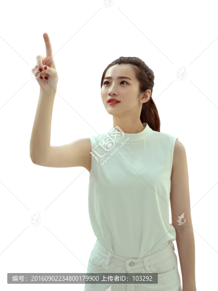 做空中點擊動作的年輕女孩