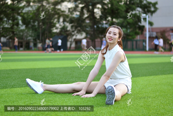 坐在校園操場上的女學(xué)生