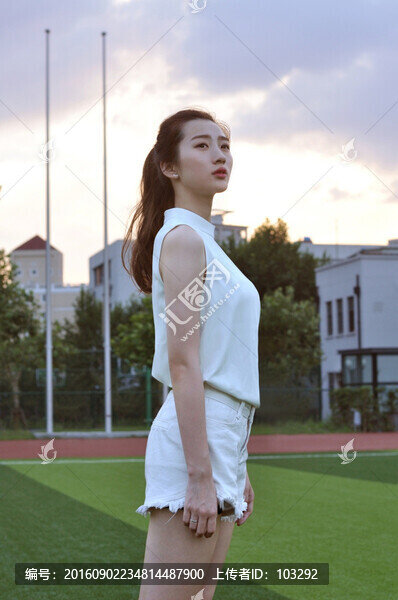 站在校園操場上的女學生