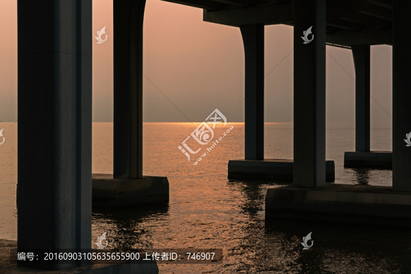 夕陽(yáng)橋墩