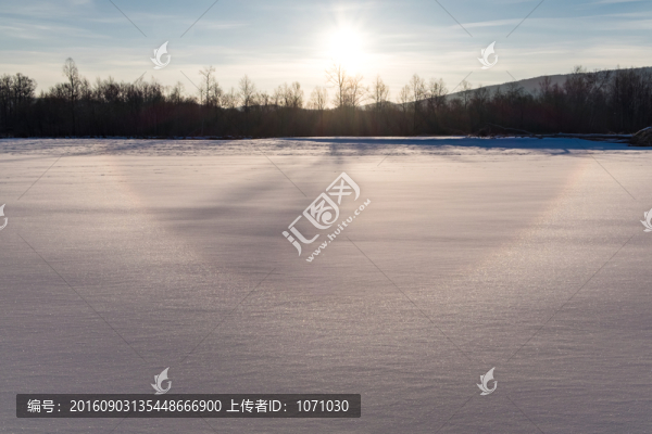 逆光雪地