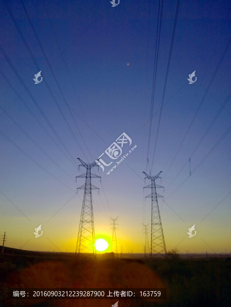 黃昏下的輸電線塔