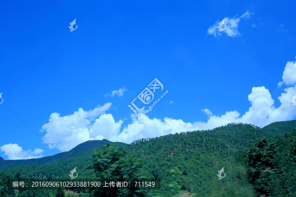 藍(lán)天白云大山