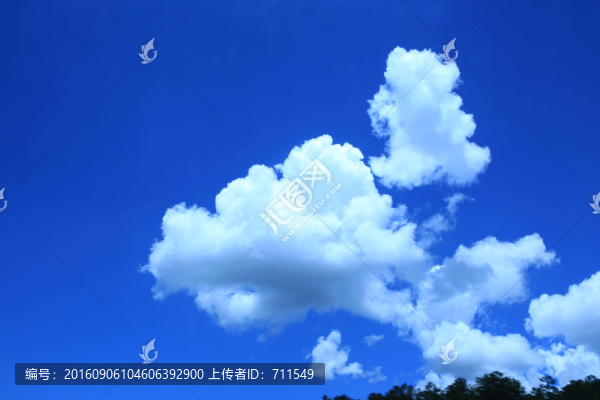 藍(lán)藍(lán)的天上白云飄