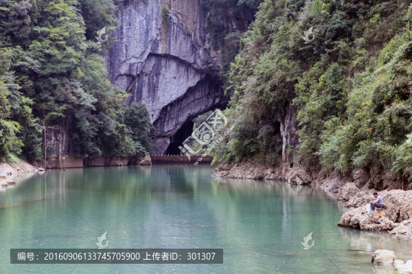 龍橋,山與山牽手的天生橋
