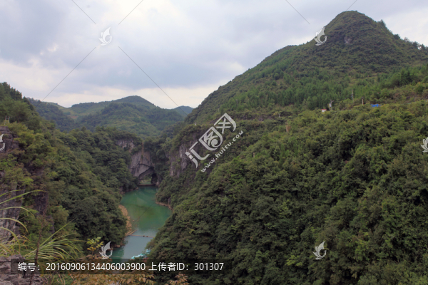 龍橋,山與山牽手的天生橋