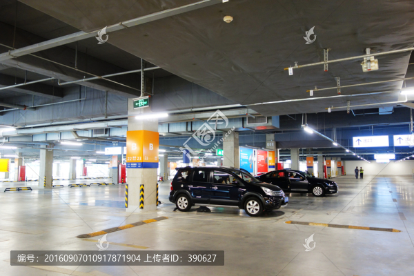 空曠的停車場(chǎng)