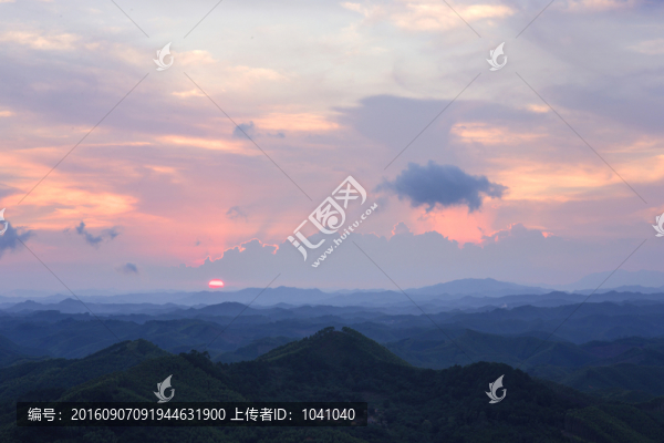 霞義山晚霞