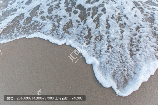 海浪和沙灘