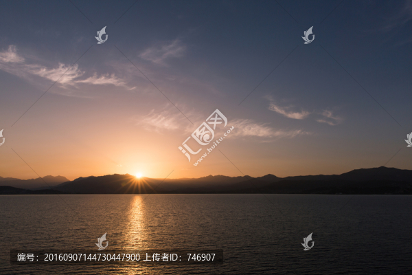 海上日出