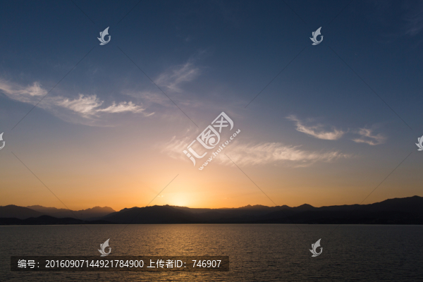海上日出