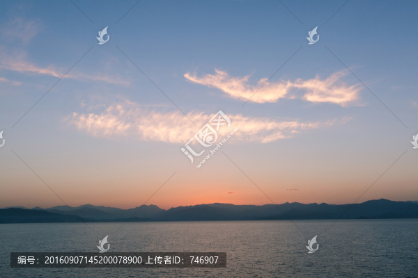 日出前的大海和天空