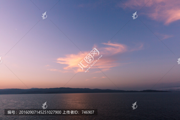 日出前的大海和天空
