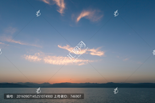 日出前的大海和天空