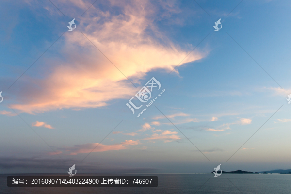 日出前的海和天空