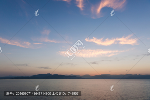 日出前的海和天空