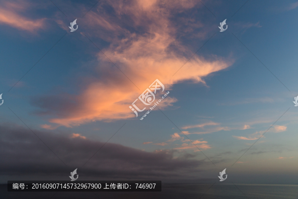 日出前的海和天空