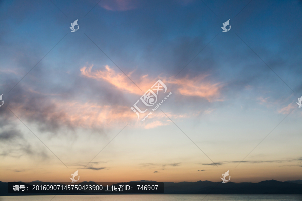 日出前的海和天空
