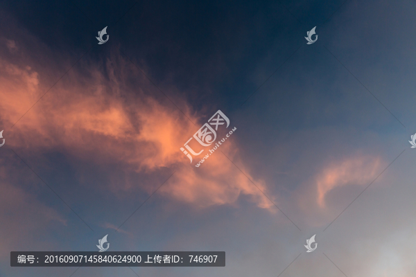日出前的海和天空
