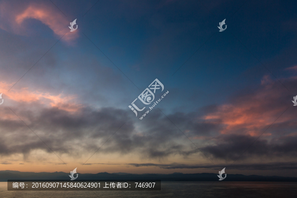 日出前的海和天空