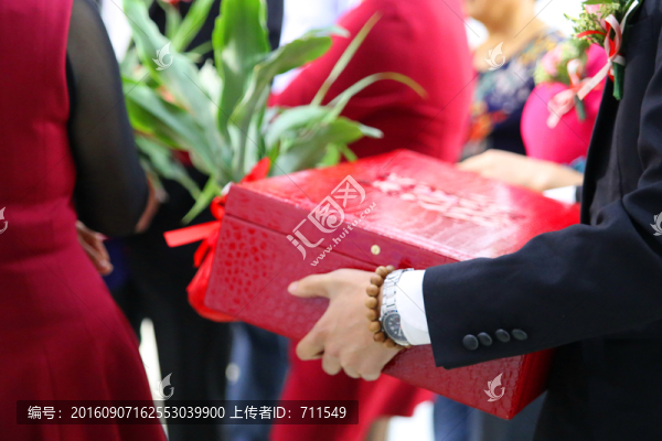 手捧禮盒,婚慶場景