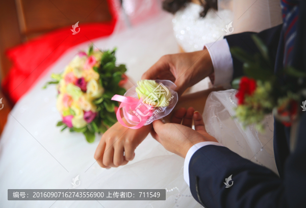 新郎為新娘戴花環(huán),婚禮場景