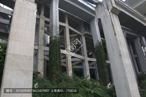 密集水泥柱