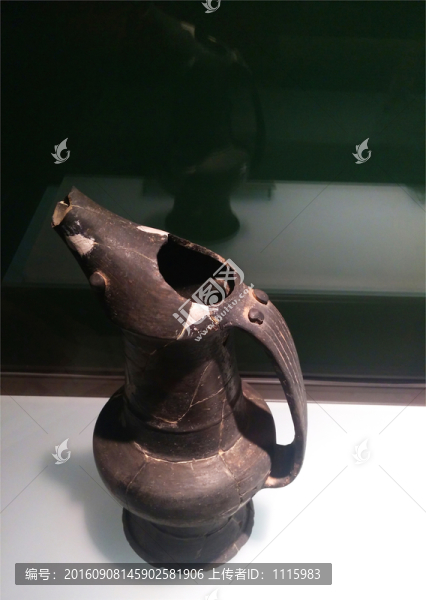 黑陶弧形酒器