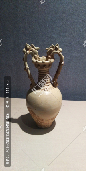 唐代白釉瓷雙龍尊