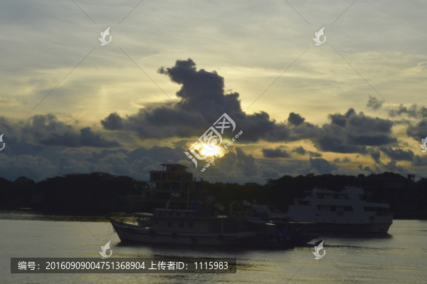 夕陽(yáng)下的漁船