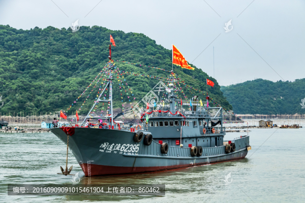 準(zhǔn)備拋錨的漁船