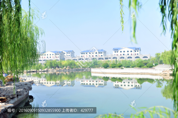 湖水倒影,湖邊建筑