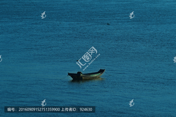 藍(lán)色海中孤獨(dú)的一艘小船