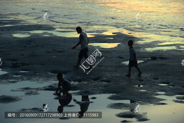 海灘上的小孩