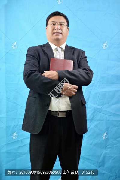 帶筆記本的男人