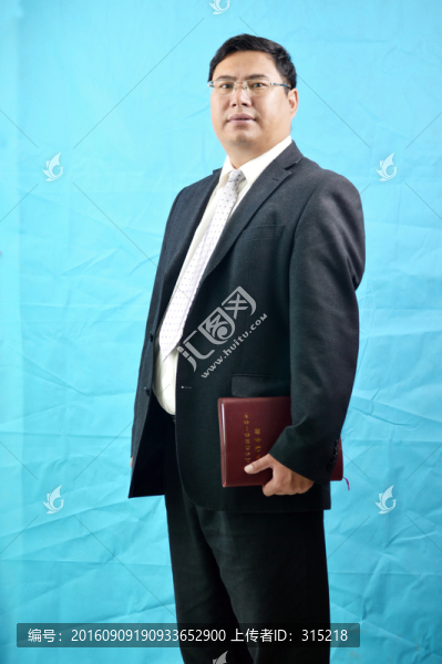 帶筆記本的男人